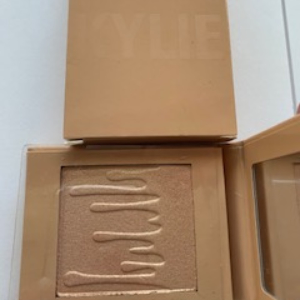 KYLIE pressed illuminating powder Salted Caramel